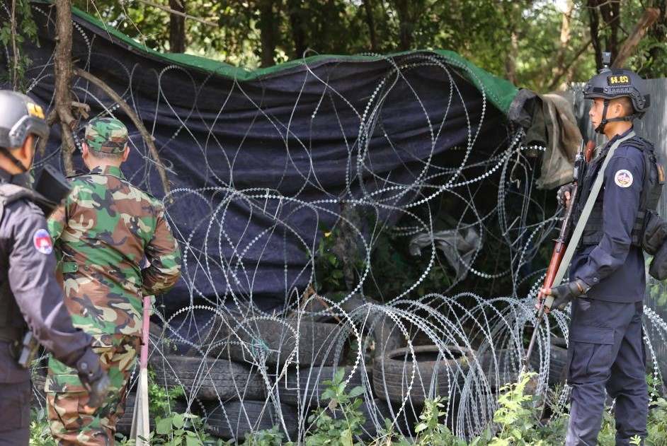 Cambodian armed forces stand guard near barbed wire fences and tires that Cambodia believes are deployed by Thai armed forces, in Banteay Meanchey province, Cambodia, August 14, 2025. Photo: Xinhua
