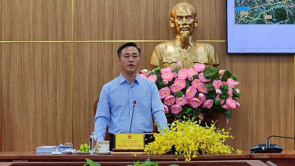 Ông Nguyễn Việt Hùng - Thứ trưởng Bộ Xây dựng yêu cầu các chủ thể liên quan khẩn trương hoàn thiện hồ sơ, thủ tục để đưa dự án vào khai thác phục vụ nhân dân đi lại. Ảnh: Viên Nguyễn