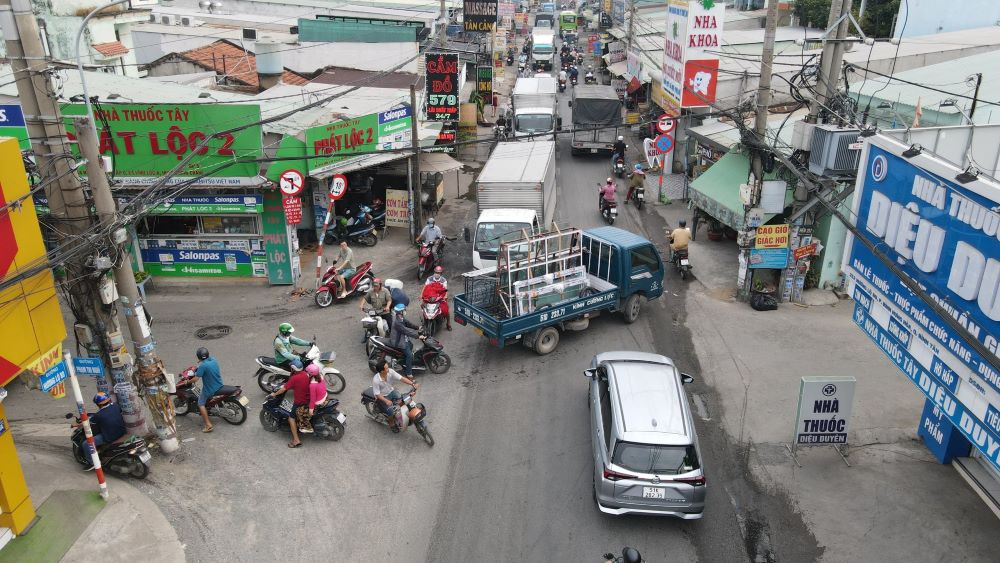 Vinh Loc road is currently only 7-8 m wide, often congested and poses a risk of accidents. Photo: Anh Tu
