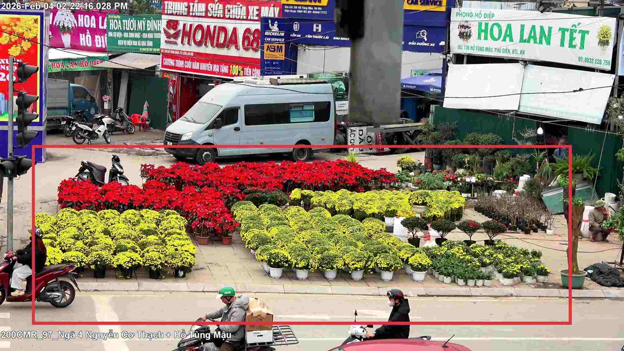 Violation of illegal use of sidewalks to display and sell goods for spontaneous Tet flower business at the Nguyen Co Thach - Ho Tung Mau intersection, Phu Dien ward. Photo: Hanoi Police