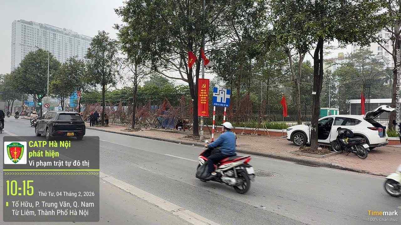 Vi phạm sử dụng trái phép vỉa hè để bày, bán hàng hóa kinh doanh hoa Tết tự phát trên vỉa hè công viên hồ Phùng Khoang, phố Tố Hữu, phường Đại Mỗ. Ảnh: Công an Hà Nội