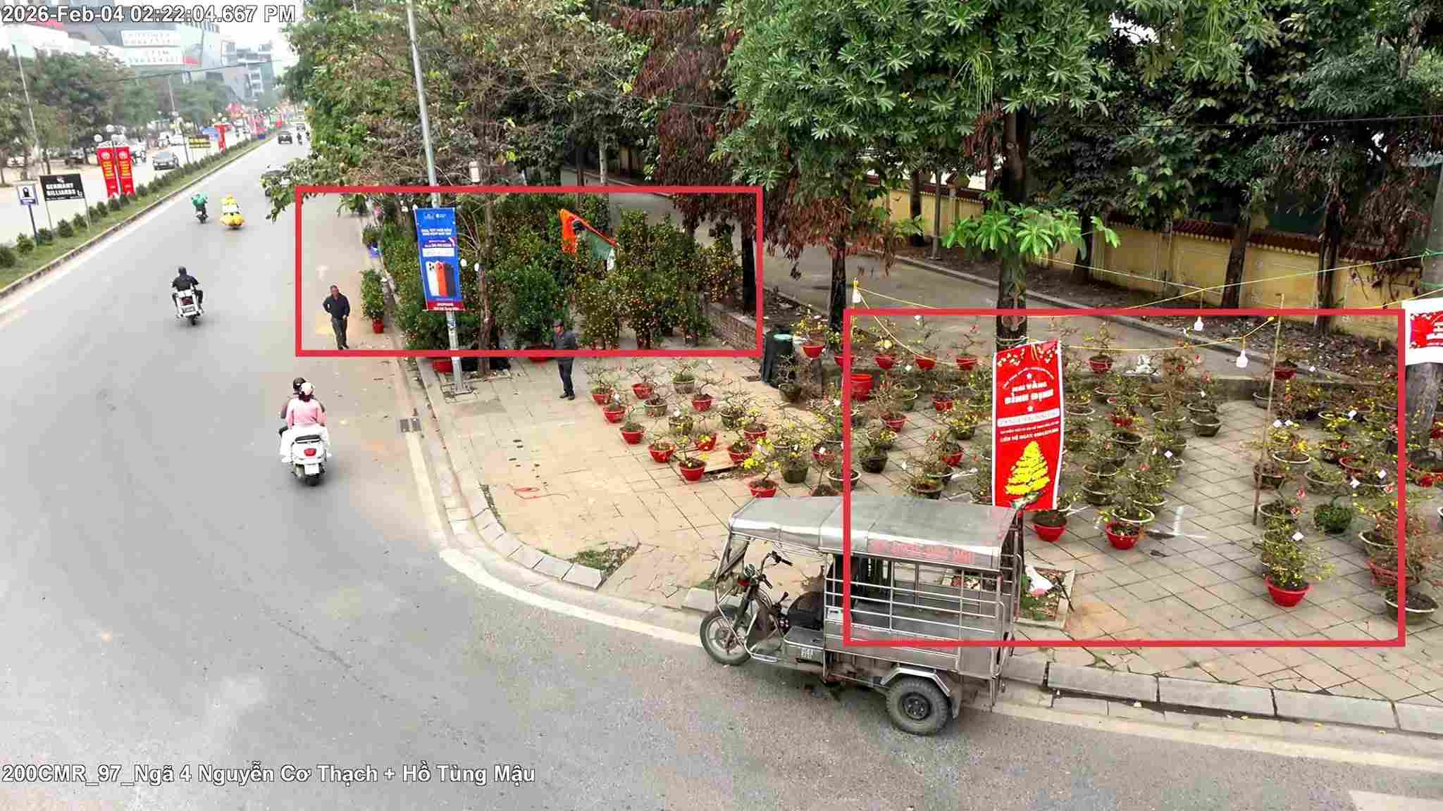 Nổi lên tình trạng chiếm dụng vỉa hè bán hoa Tết. Ảnh: Công an Hà Nội