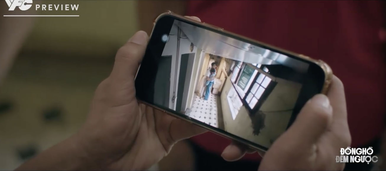 Minh Anh và Chiến ôm nhau trước cửa nhà. Ảnh: VFC. 