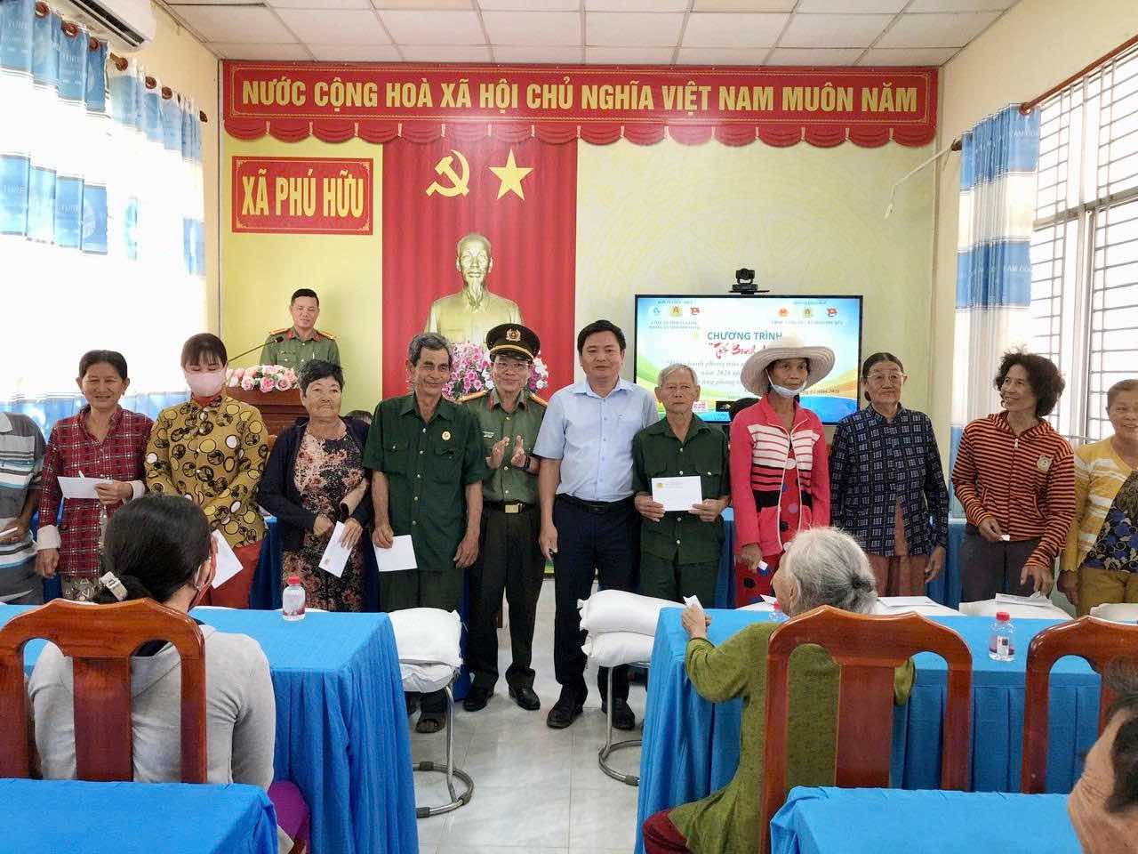 La gente en la comuna de Phu Huu recibe atención para el Tet con regalos y dinero en efectivo. Foto: Nghia Thanh