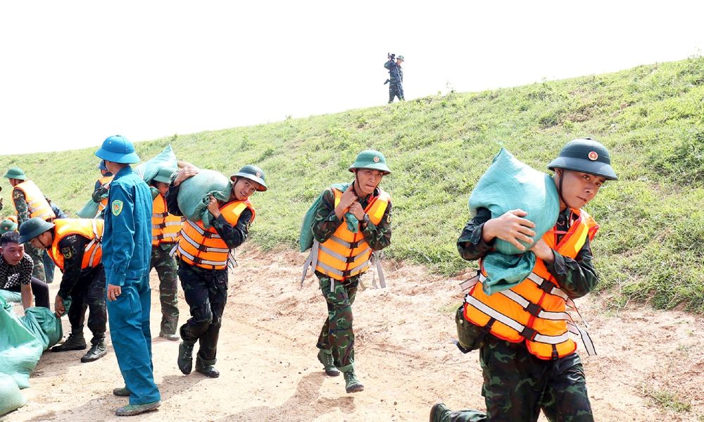 According to Decree No. 53/2026/ND-CP, the Civil Defense Command at the commune level is mobilized forces to review and determine the number of households that need to be urgently relocated. Photo: VGP