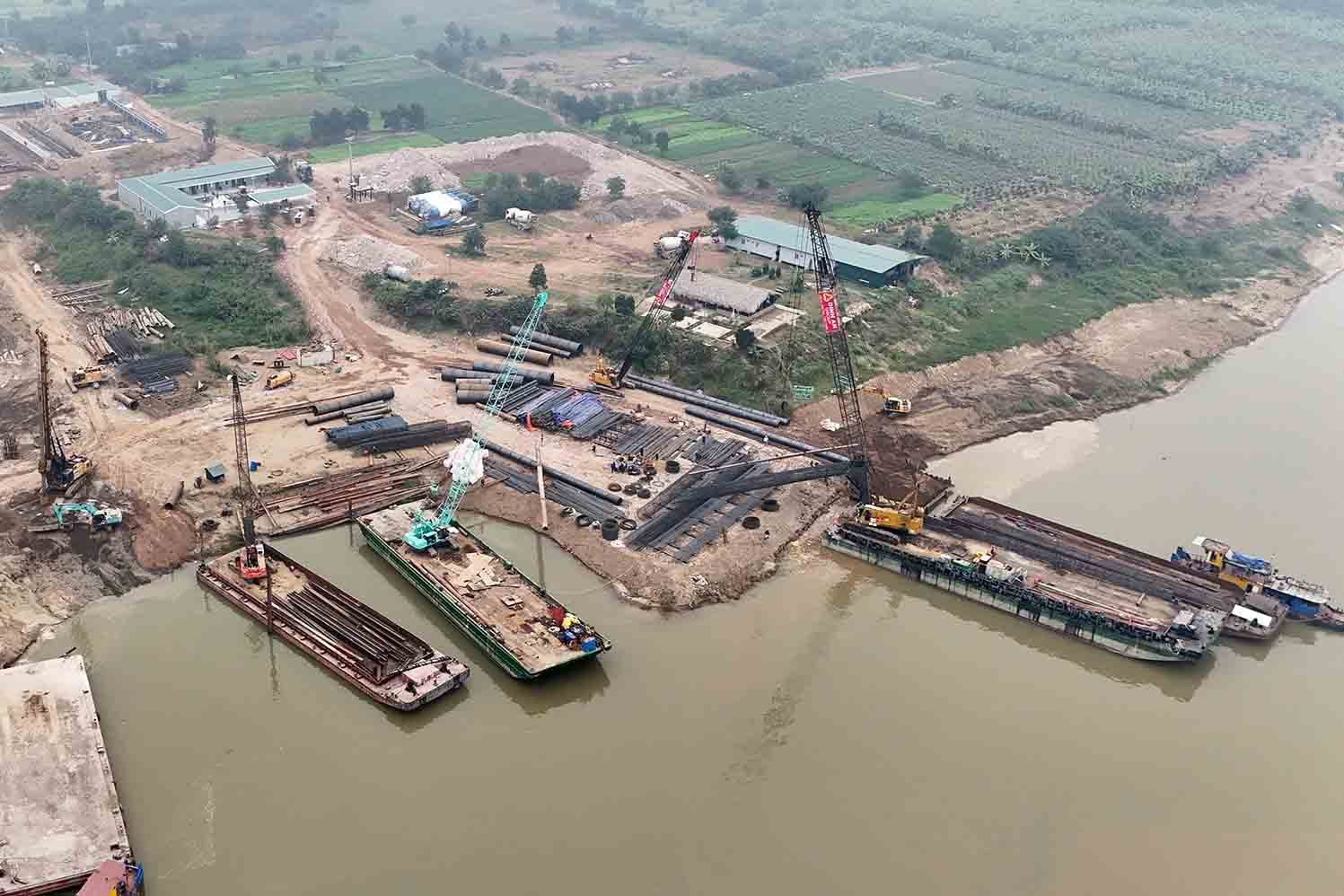 Construction site of Thuong Cat bridge across the Red River (Hanoi). Photo: Song Huu