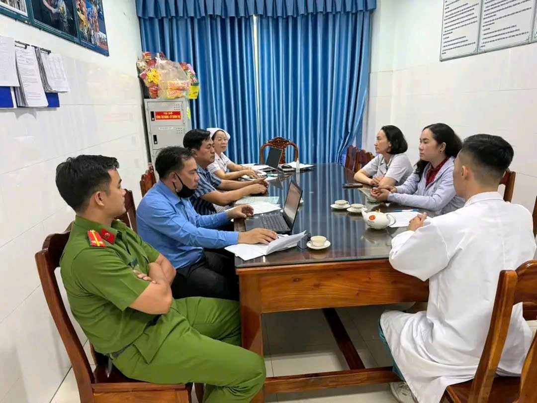 Functional agencies coordinate to resolve the case of abandoned newborns at the hospital. Photo: Di An Ward People's Committee