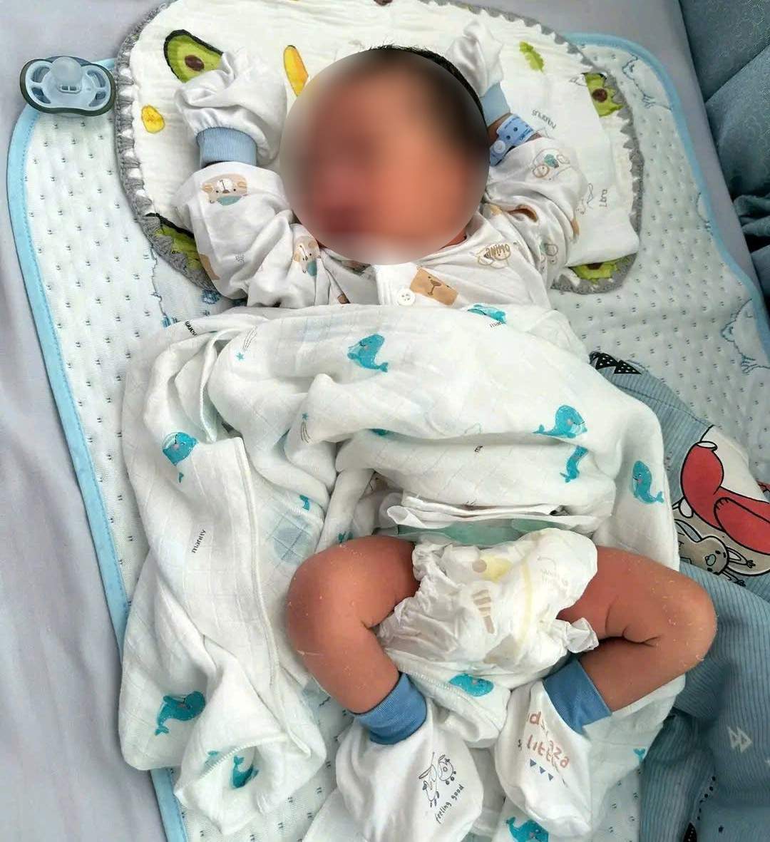 Trẻ sơ sinh bị bỏ rơi ở bệnh viện.Ảnh: UBND phường Dĩ An