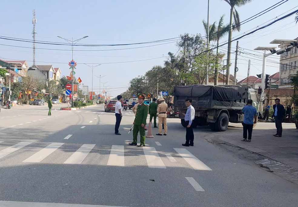 Escena de la colisión con un camión que causó la muerte de una mujer en motocicleta. Foto: Đức Tuấn.