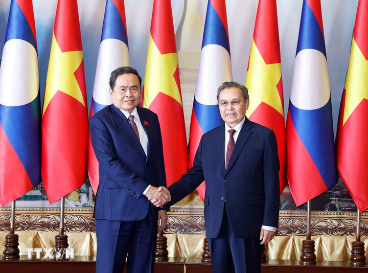 The two National Assembly Chairmen shared about the very effective high-level talks, showing a strategic vision for the relationship between Vietnam and Laos. Photo: VNA