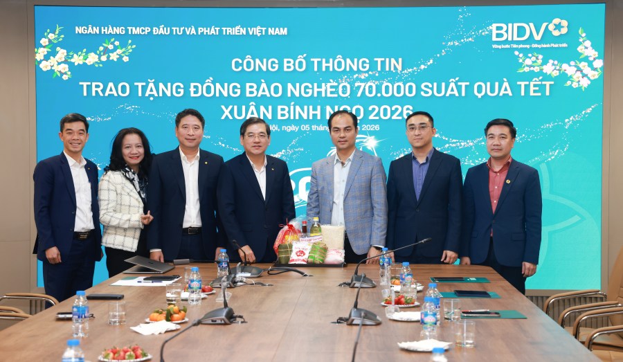 Líderes de BIDV, Sindicato de BIDV y representantes del Comité Central del Frente de la Patria de Vietnam, la Confederación General del Trabajo de Vietnam, el Sindicato del Banco Estatal de Vietnam en la ceremonia de anuncio de información sobre la entrega de regalos de Tết. Foto: Thảo Nguyễn