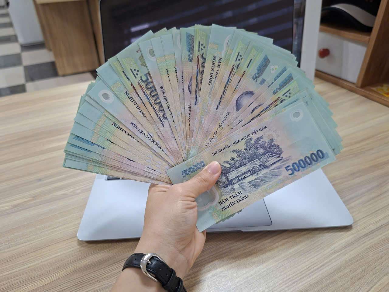 Para el plazo de 6 meses, la tasa de interés de ahorro más alta es del 8,2%/año. Foto: Thach Lam