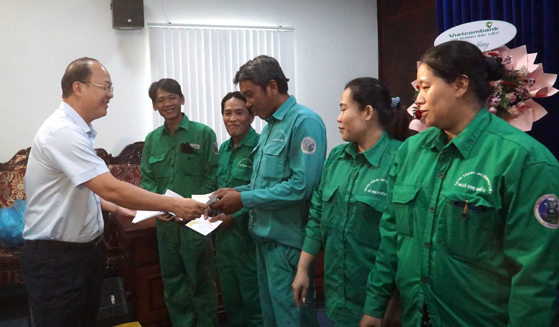 Le secrétaire du Comité provincial du Parti de Cà Mau, Nguyễn Hồ Hải, remet des cadeaux aux travailleurs lors du programme "Têt de retrouvailles - Printemps de la gratitude envers le Parti". Photo: Nhật Hồ.