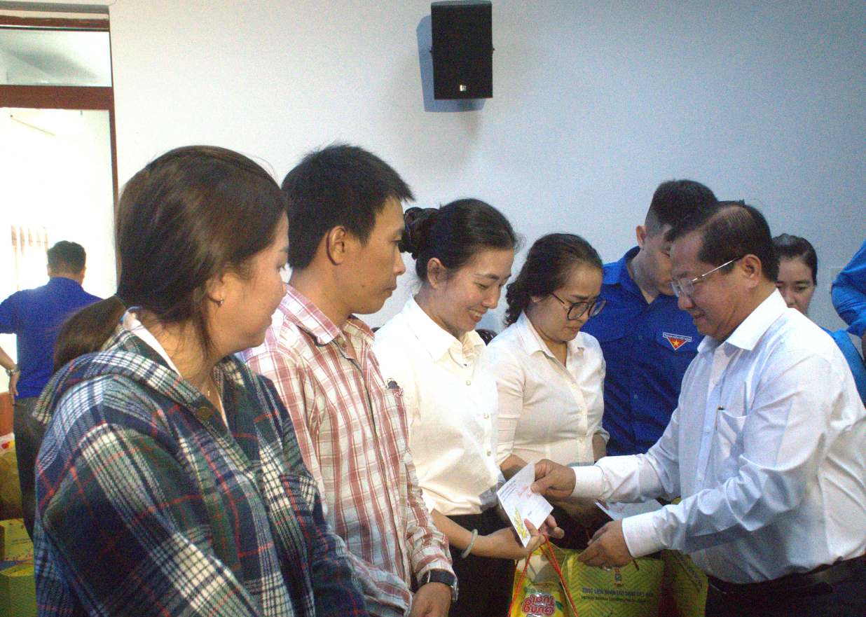 Phó Chủ tịch MTTQ Việt Nam tỉnh Cà Mau Lê Thanh Triều trao quà Tết cho đoàn viên công đoàn. Ảnh: Nhật Hồ.