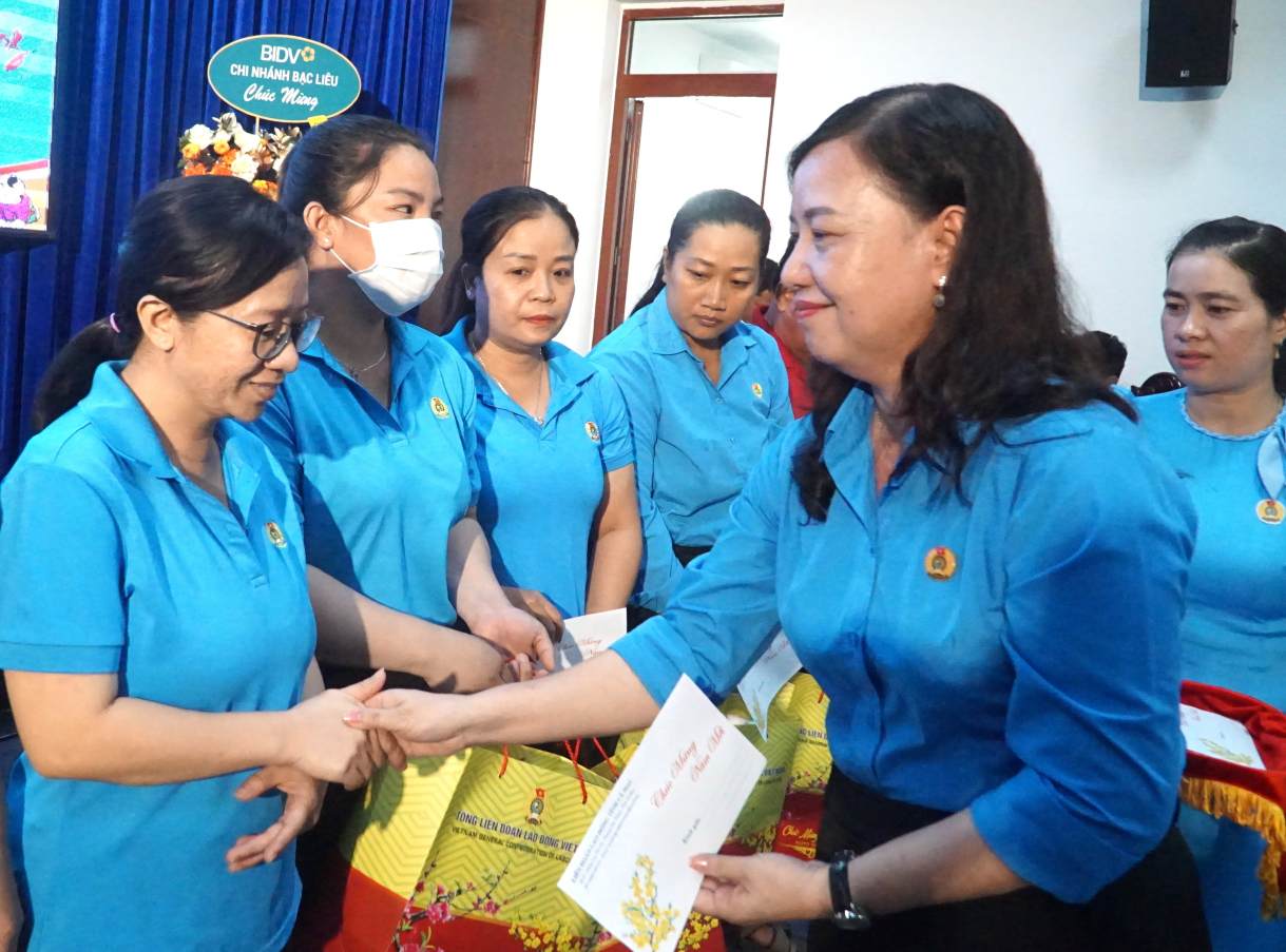 Chủ tịch LĐLĐ Cà Mau trao quà Tết cho công nhân lao động tại chương trình. Ảnh: Nhật Hồ