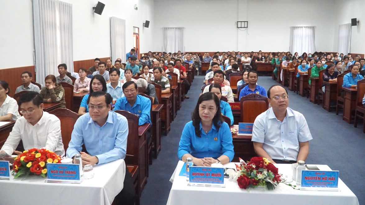 Bí thư Tỉnh uỷ Cà Mau Nguyễn Hồ Hải cùng các lãnh đạo tỉnh Cà Mau dự Tết sum vầy - Xuân ơn Đảng cùng công nhân lao động. Ảnh: Nhật Hồ.