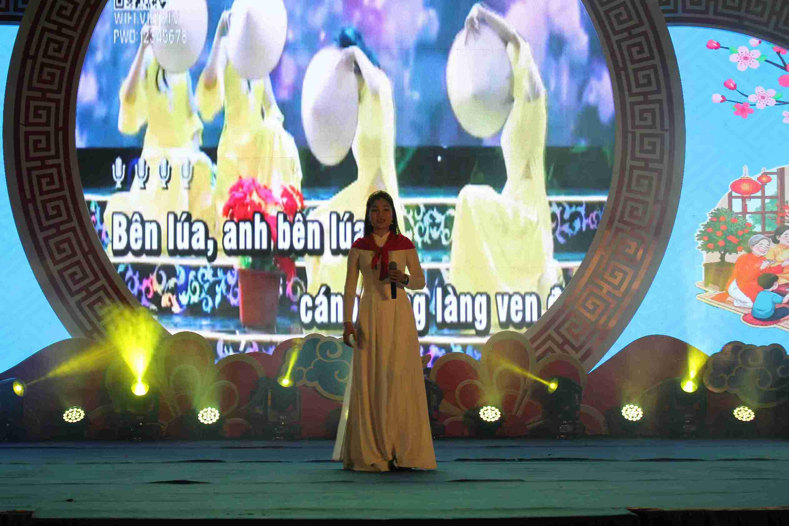 Hai Phong union members and workers participate in the program with many meaningful songs. Photo: Mai Huong