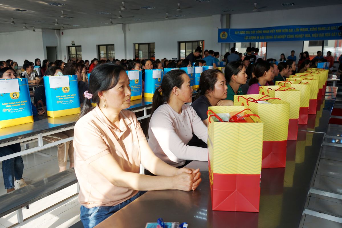 Hàng trăm suất quà Tết đã được trao đến đoàn viên, người lao động. Ảnh: Quách Du