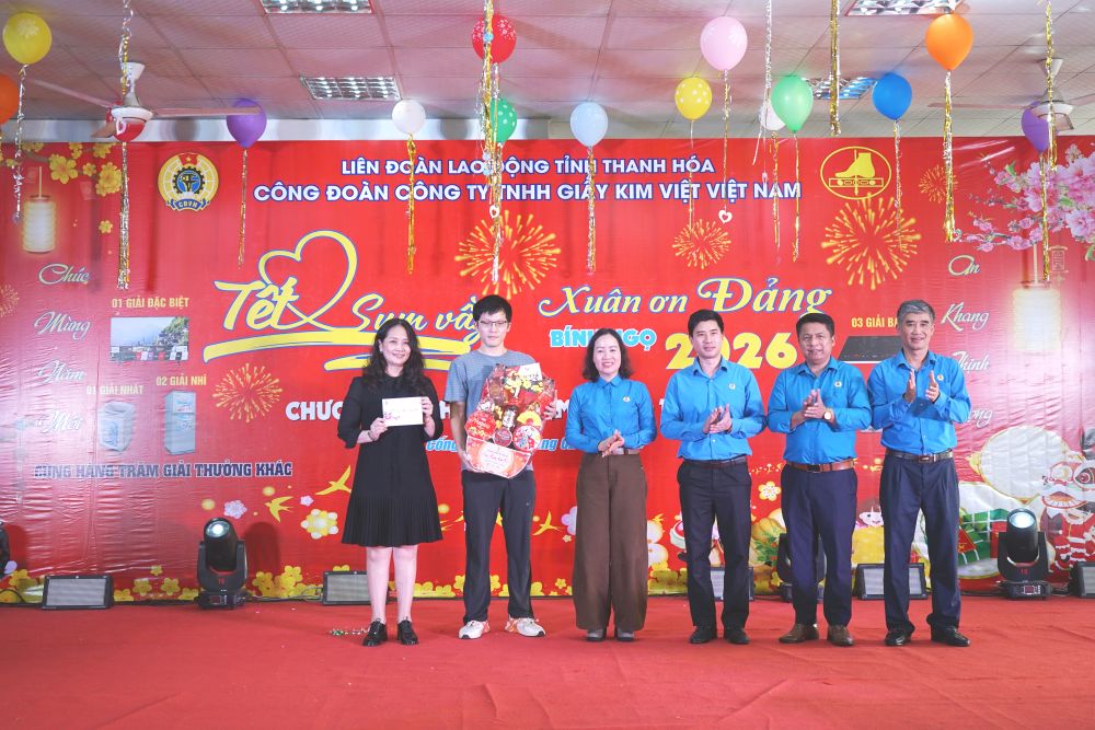 Đại diện lãnh đạo LĐLĐ tỉnh Thanh Hóa trao quà Tết đến lãnh đạo Công ty 