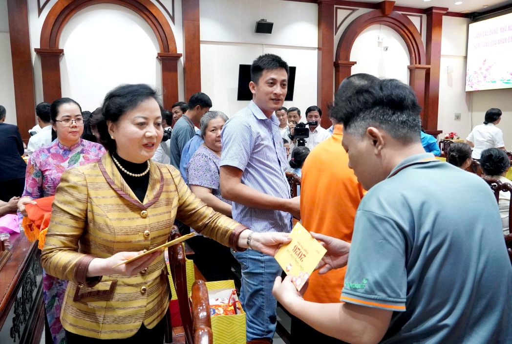 Phó Thủ tướng Phạm Thị Thanh Trà tặng quà Tết cho công nhân, lao động. Ảnh: Việt Tiến