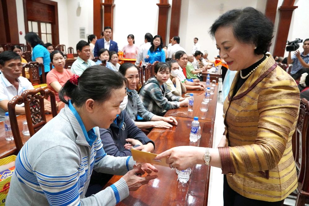 Deputy Prime Minister Pham Thi Thanh Tra presents Tet gifts to workers in Dong Thap province. Photo: Viet Tien