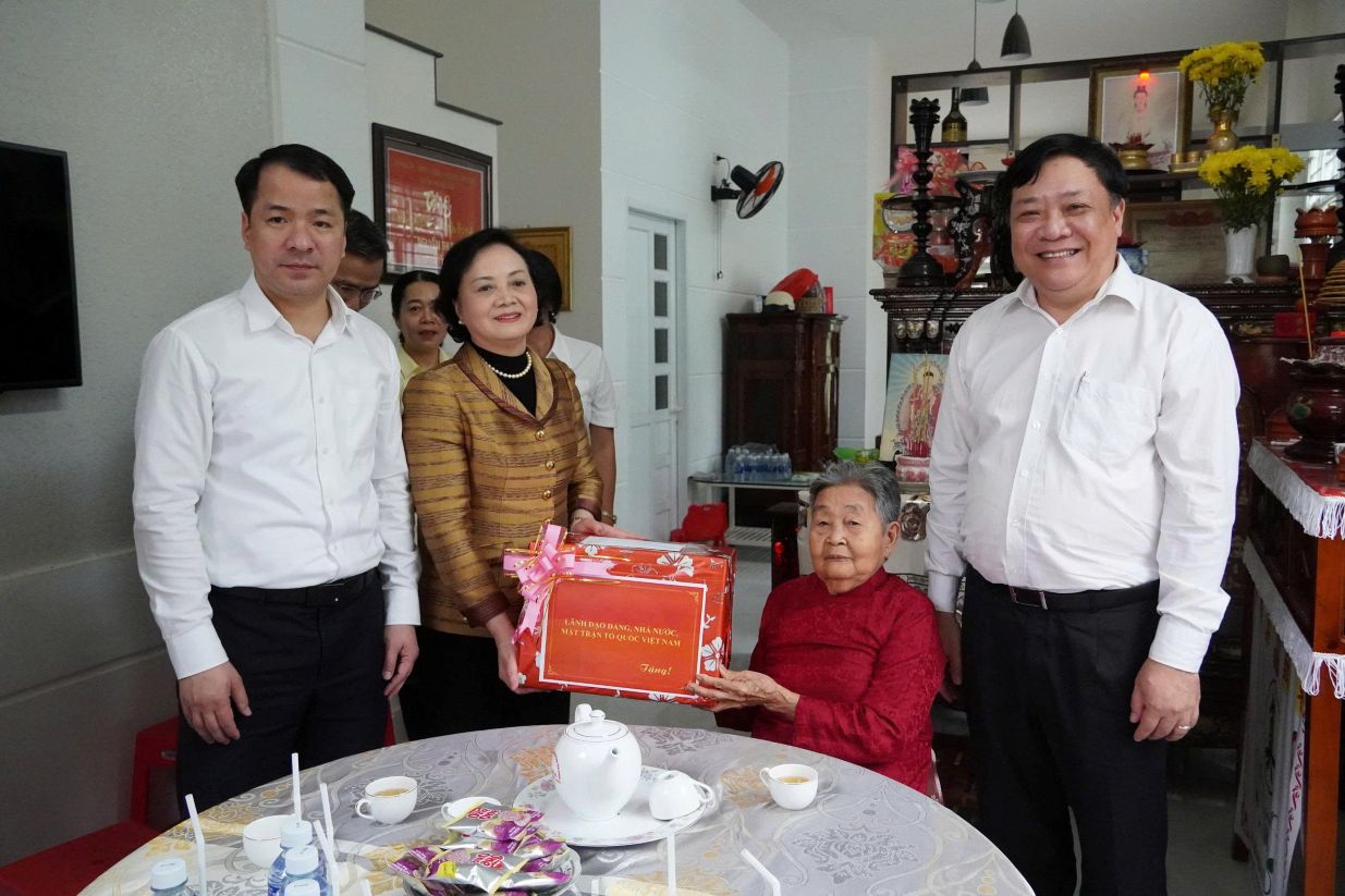 Phó Thủ tướng Phạm Thị Thanh Trà thăm và tặng quà cho Mẹ Việt Nam Anh hùng Nguyễn Thị Ba. Ảnh: Việt Tiến