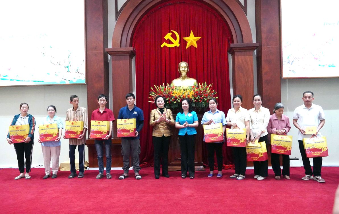Phó Thủ tướng Phạm Thị Thanh Trà và Phó Chủ tịch Thường trực Tổng Liên đoàn lao động Việt Nam Thái Thu Xương tặng quà Tết cho công nhân, lao động có hoàn cảnh khó khăn tỉnh Đồng Tháp. Ảnh: Việt Tiến