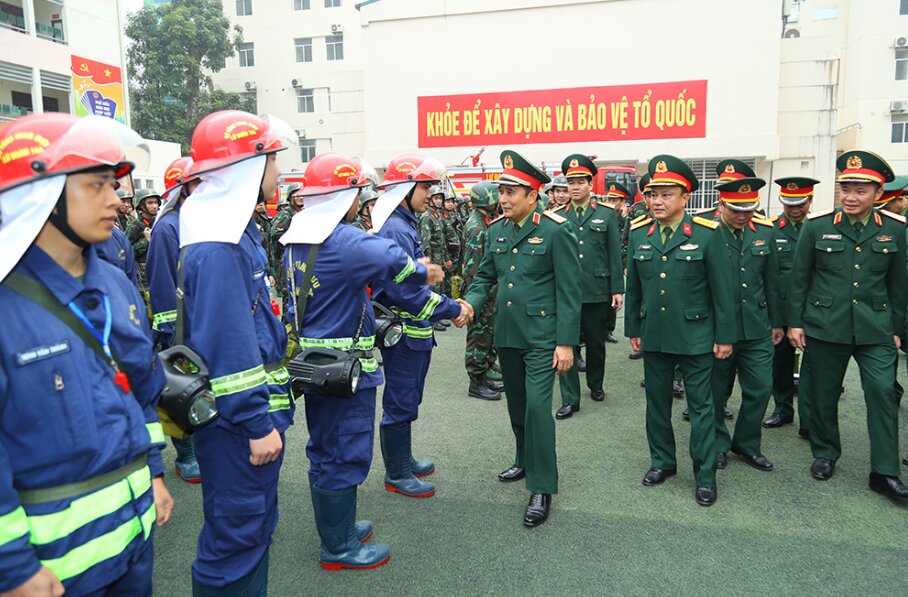 Senior Lieutenant General Phung Si Tan - Deputy Chief of the General Staff of the Vietnam People's Army inspects combat readiness and Tet greetings at Brigade 144. Photo: Ministry of National Defense