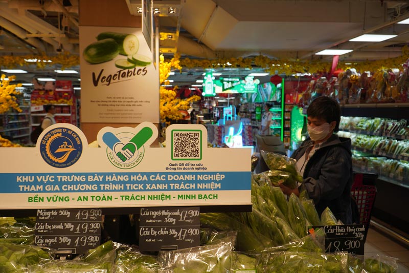 Products with green ticks are prioritized by people during Tet. Photo: Ngoc Le
