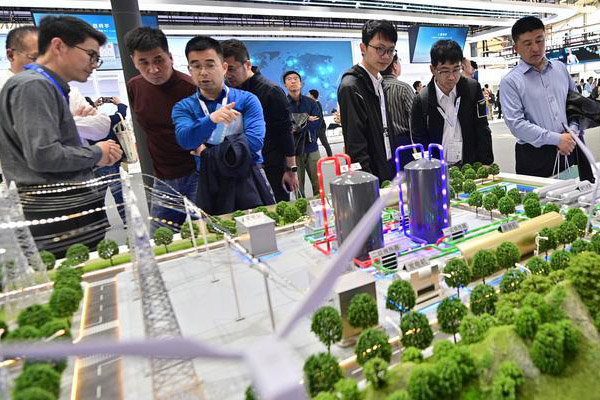 Visitors to the compressed air energy storage model (CAES) at the 12th international conference and exhibition on energy storage in Beijing (China) on April 11, 2024. Photo: Xinhua News Agency