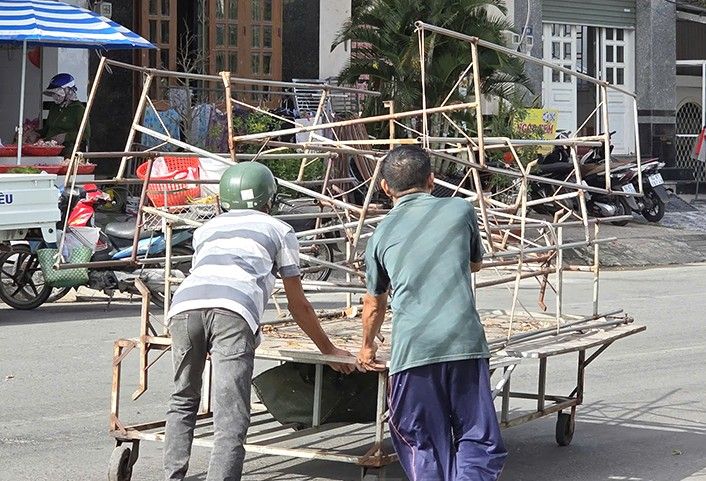 ゴー・ザー・トゥー通りの自然発生的な市場を強制執行する機能部隊は、同省の住民によって保護されています。写真:ニャット・ホー.