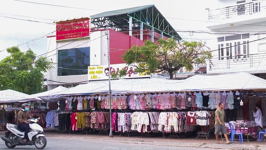 Chợ tự phát trên đường Ngô Gia Tự, phường Bạc Liêu trước khi cưỡng chế. Ảnh: Nhật Hồ.