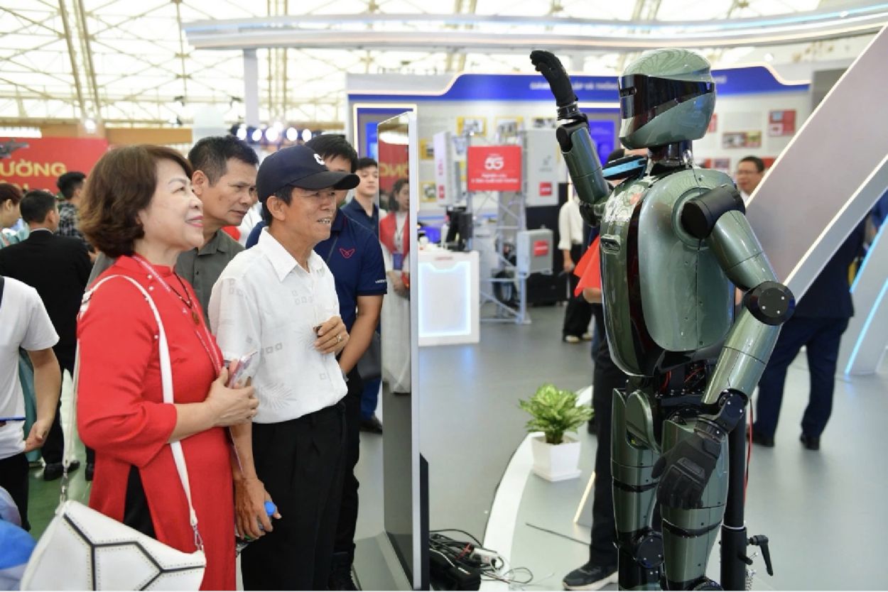 People interact with human-shaped robots at the exhibition "80 years of Independence - Freedom - Happiness Journey". Photo: Ministry of Science and Technology