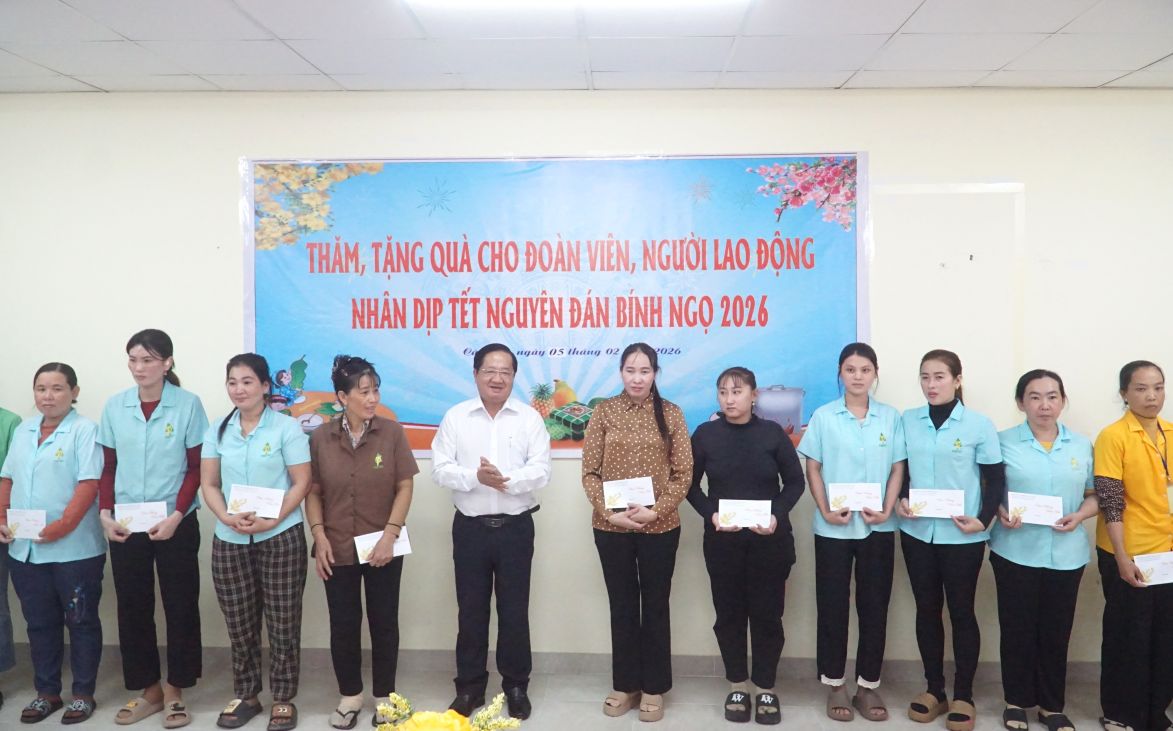 Standing Vice Chairman of the Vietnam Fatherland Front Committee of Ca Mau province Le Thanh Trieu presents Tet gifts to workers. Photo: Nhat Ho.