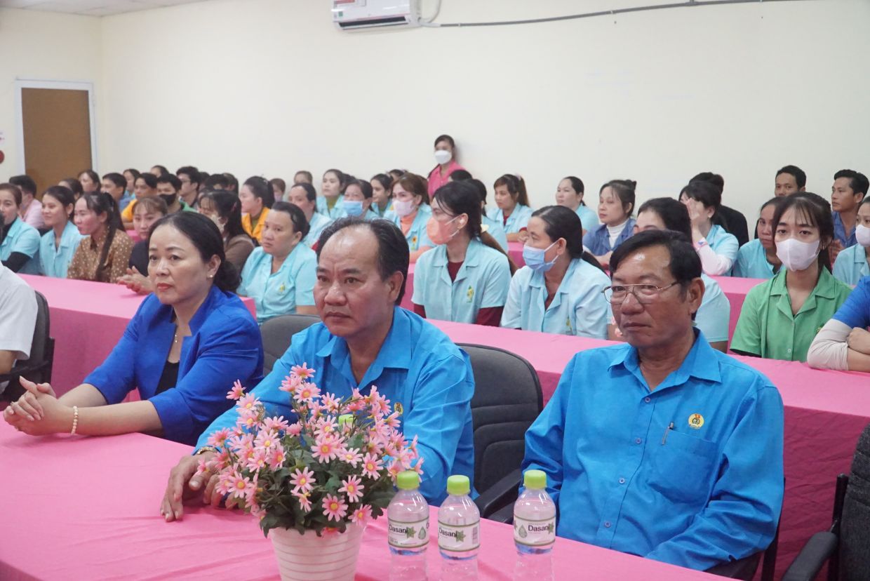 Cán bộ Công đoàn Cà Mau tổ chức quà Tết thuộc chương trình ” Tết sum vầy - Xuân ơn Đảng” tại Công ty TNHH MTV Pinetree. Ảnh: Nhật Hồ