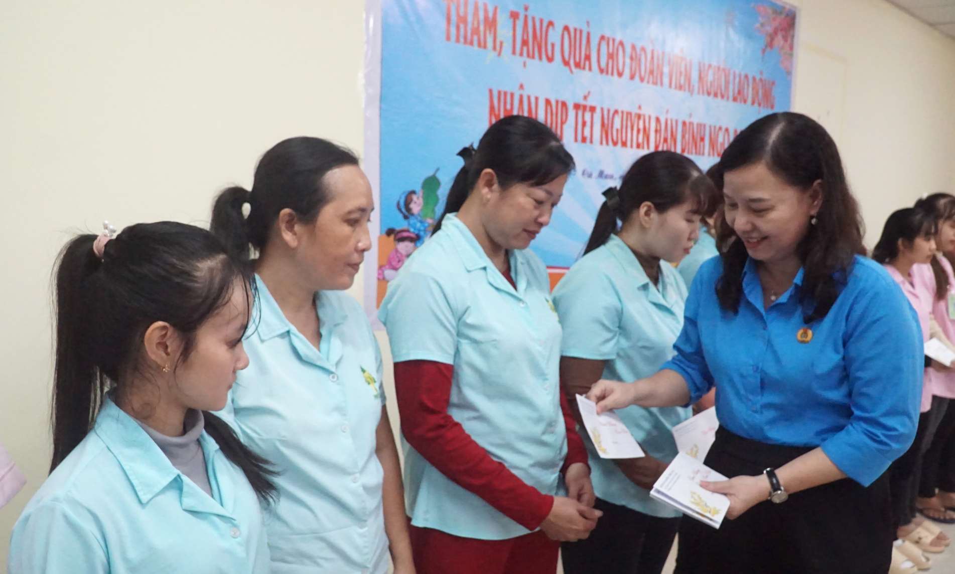 Bà Huỳnh Út Mười – Ủy viên Ban Chấp hành Tổng Liên đoàn Lao động Việt Nam, Chủ tịch Liên đoàn Lao động tỉnh Cà Mau trao quà cho công nhân. Ảnh: Nhật Hồ.