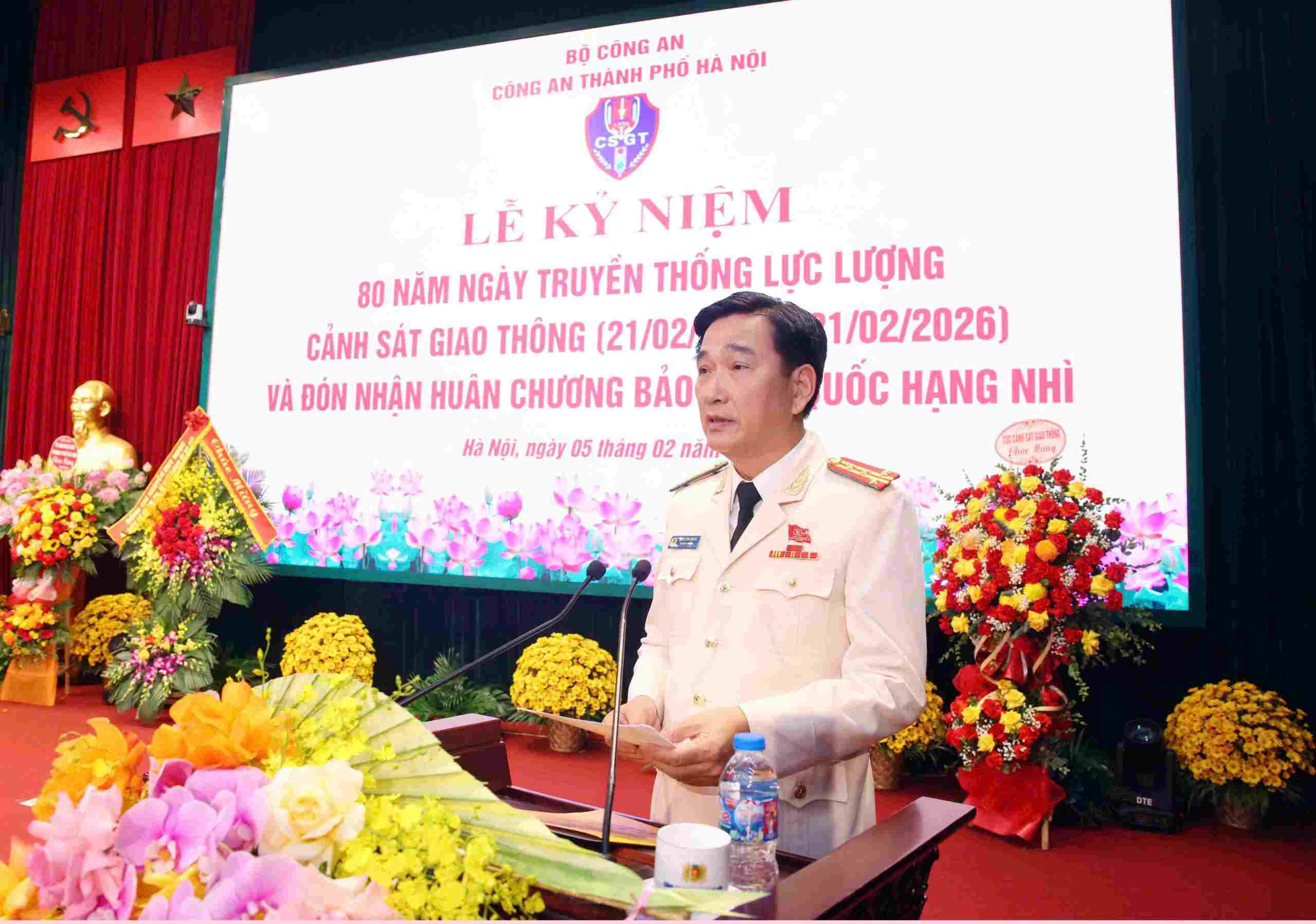 Đại tá Trần Đình Nghĩa - Trưởng Phòng Cảnh sát giao thông, CATP Hà Nội phát biểu đáp từ. Ảnh: Tiến Ngô