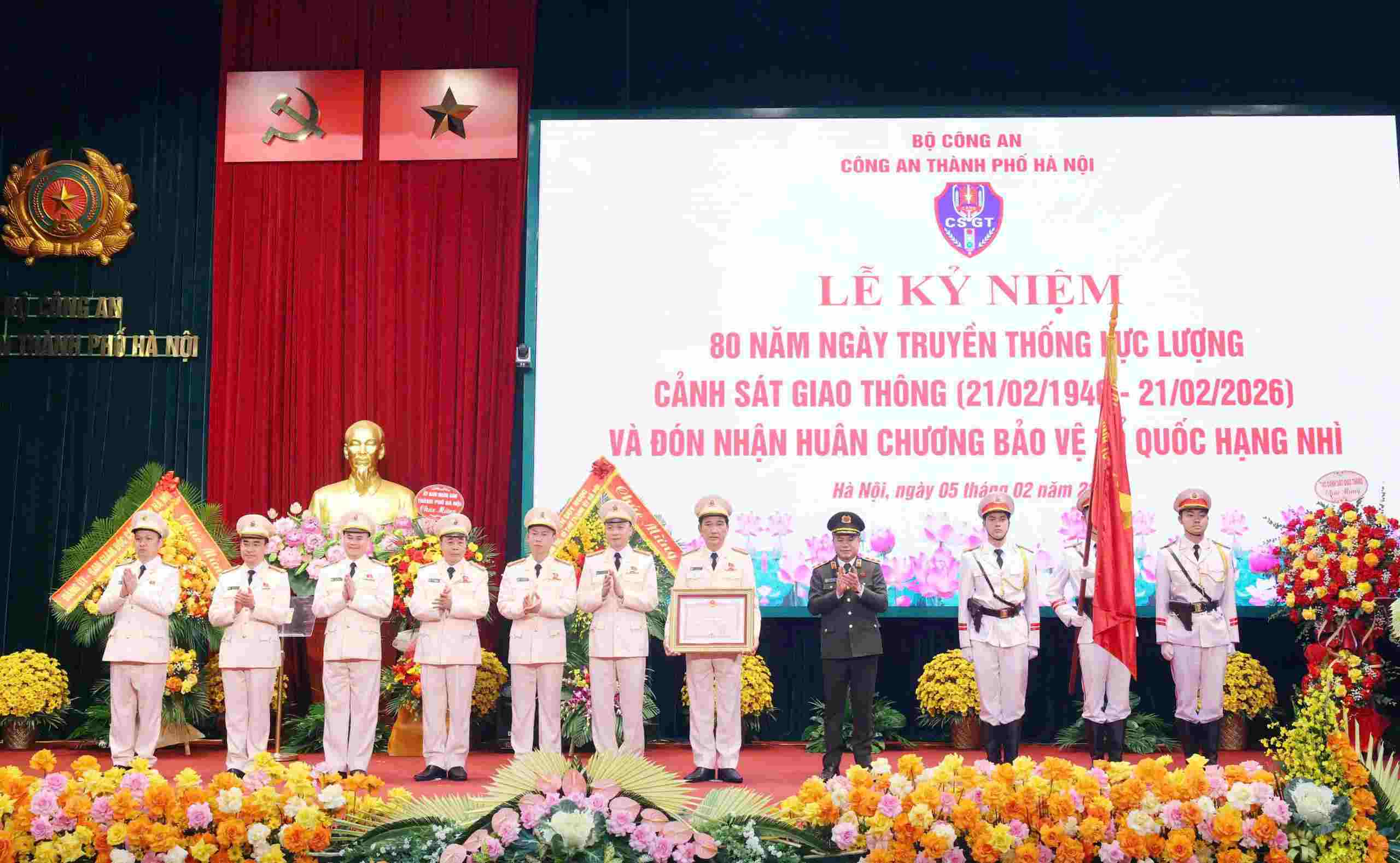 El teniente general Nguyen Thanh Tung - Director de la Policía de la ciudad de Hanoi entrega la Medalla de Protección de la Patria de Segunda Clase al Departamento de Policía de Tráfico de Hanoi. Foto: Tien Ngo