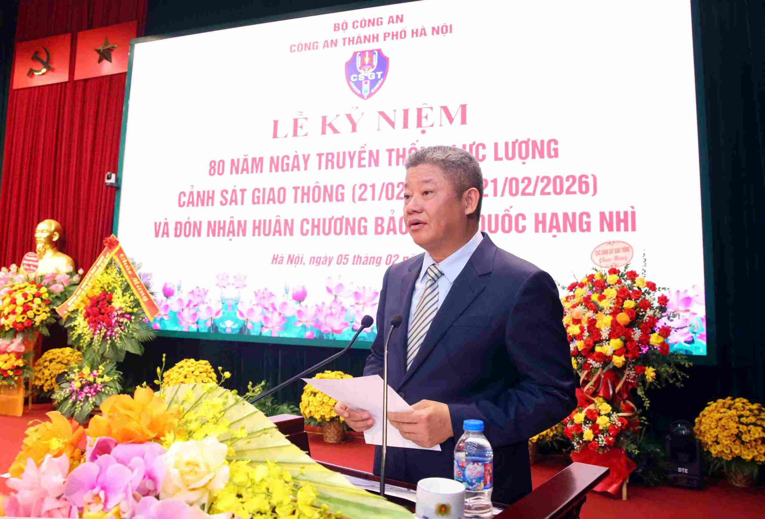 Phó Chủ tịch UBND thành phố Hà Nội Nguyễn Mạnh Quyền biểu dương, ghi nhận những nỗ lực, cống hiến và hy sinh thầm lặng của lực lượng CSGT Thủ đô trong suốt chặng đường 80 năm qua. Ảnh: Tiến Ngô