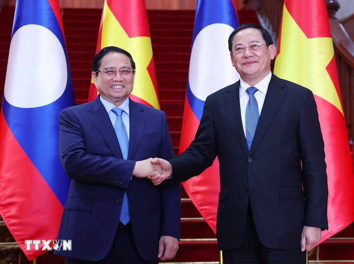 The two Prime Ministers emphasized the outstanding results in the fields of trade and investment cooperation, banking, and finance between Vietnam and Laos. Photo: VNA