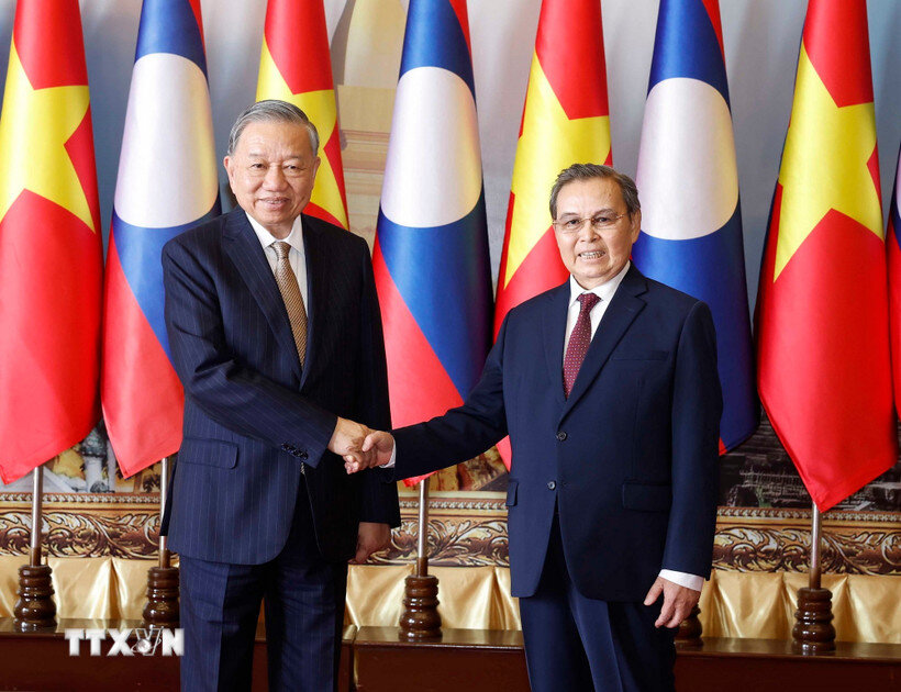 In the meeting, General Secretary To Lam and Chairman of the Lao National Assembly Saysomphone Phomvihane agreed that the Vietnam - Laos legislative body will continue to promote its role and spread the strengths of cooperation in politics, defense - security to the economic field and other fields. Photo: VNA