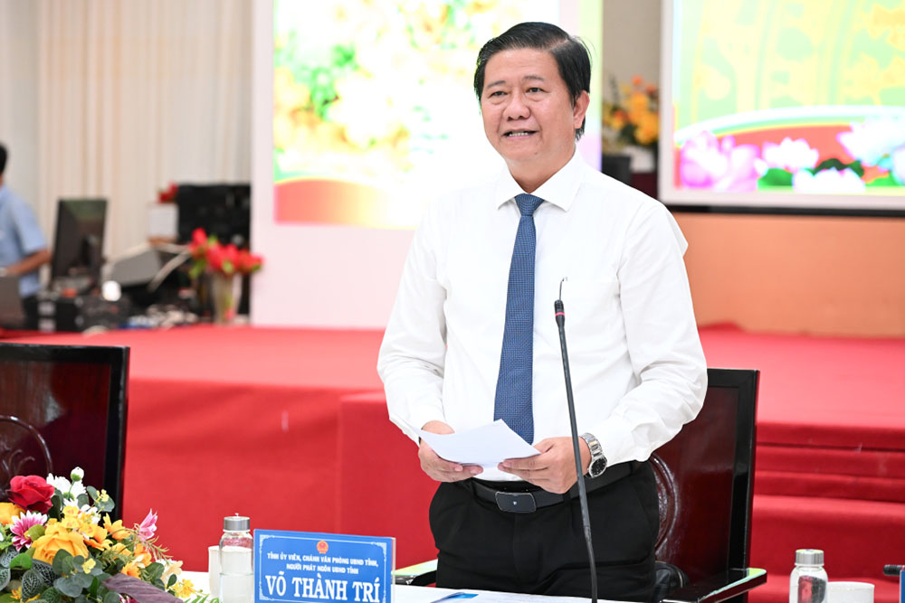 Chánh văn phòng UBND tỉnh, người phát ngôn UBND tỉnh Tây Ninh Võ Thành Trí phát biểu tại buổi họp báo. Ảnh: Kiên Định