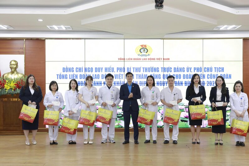 Mr. Ngo Duy Hieu - Vice President of the Vietnam General Confederation of Labor visits and gives Tet gifts to doctors and nurses at Phu Tho Provincial General Hospital. Photo: DVCC.