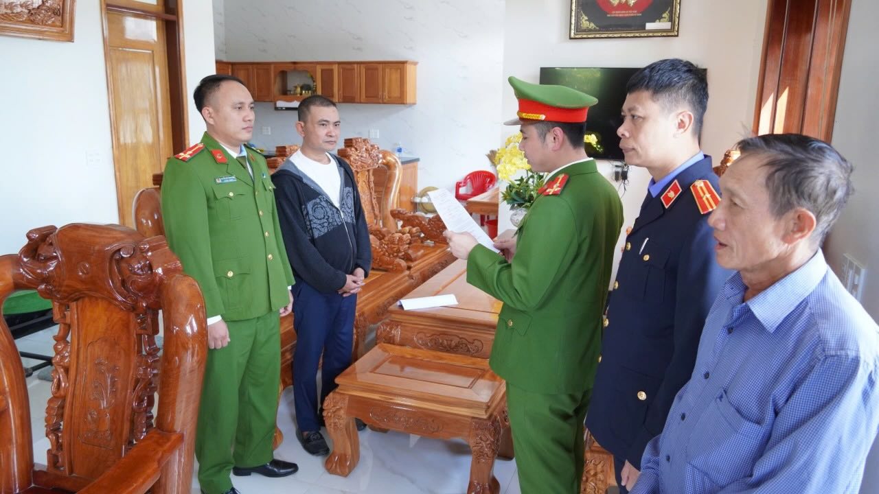 Nguyen Minh Thao (in black jacket) was prosecuted for the act of disturbing public order, cursing, and being violent with a pregnant woman. Photo: Quang Tri Police