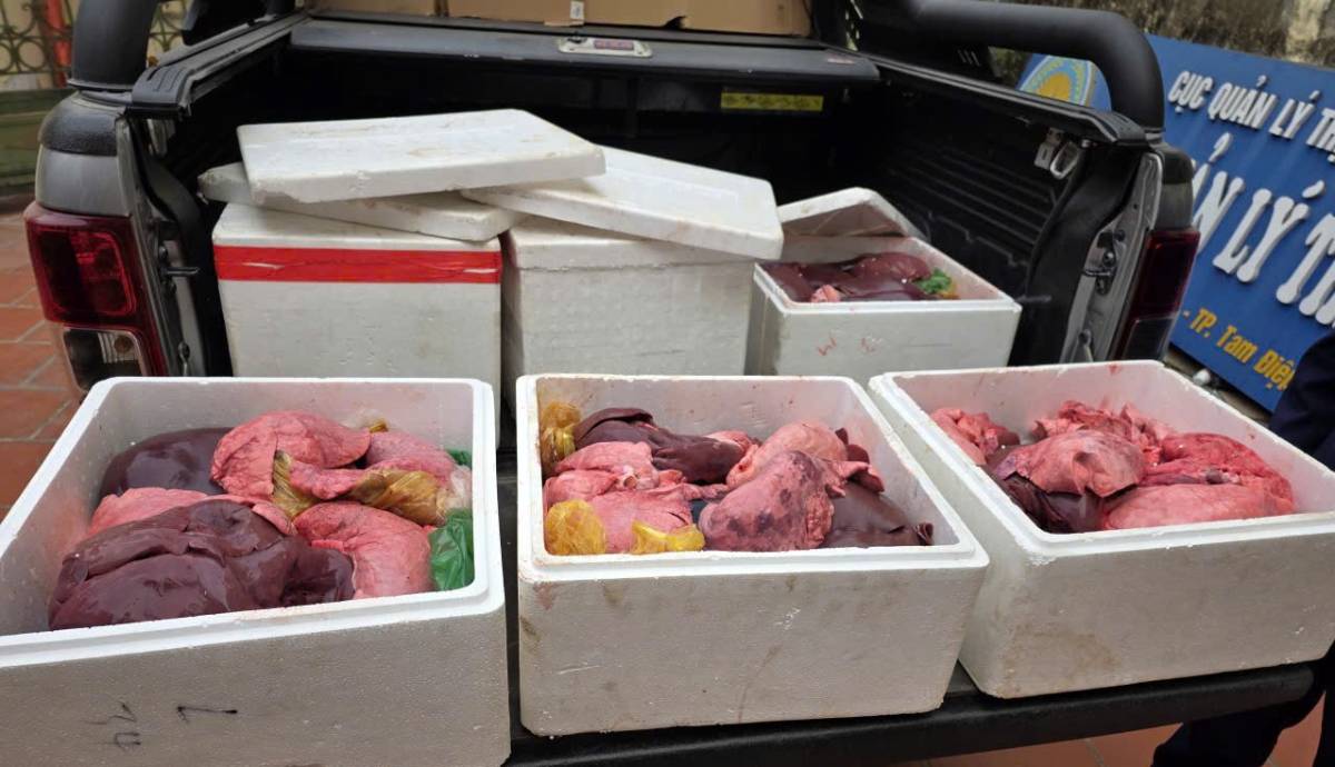 Tang vật nội tạng lợn Trạm Cảnh sát giao thông Tam Điệp phát hiện khi kiểm tra phương tiện. Ảnh: Công an tỉnh Ninh Bình