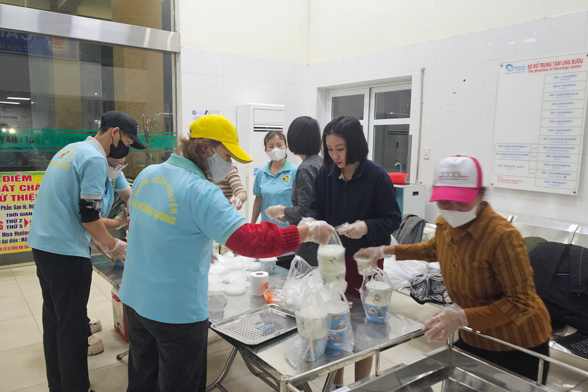 The pot of porridge is divided into 150 servings of hot porridge distributed directly to patients at Bai Chay Hospital, Quang Ninh province. Photo: Doan Hung