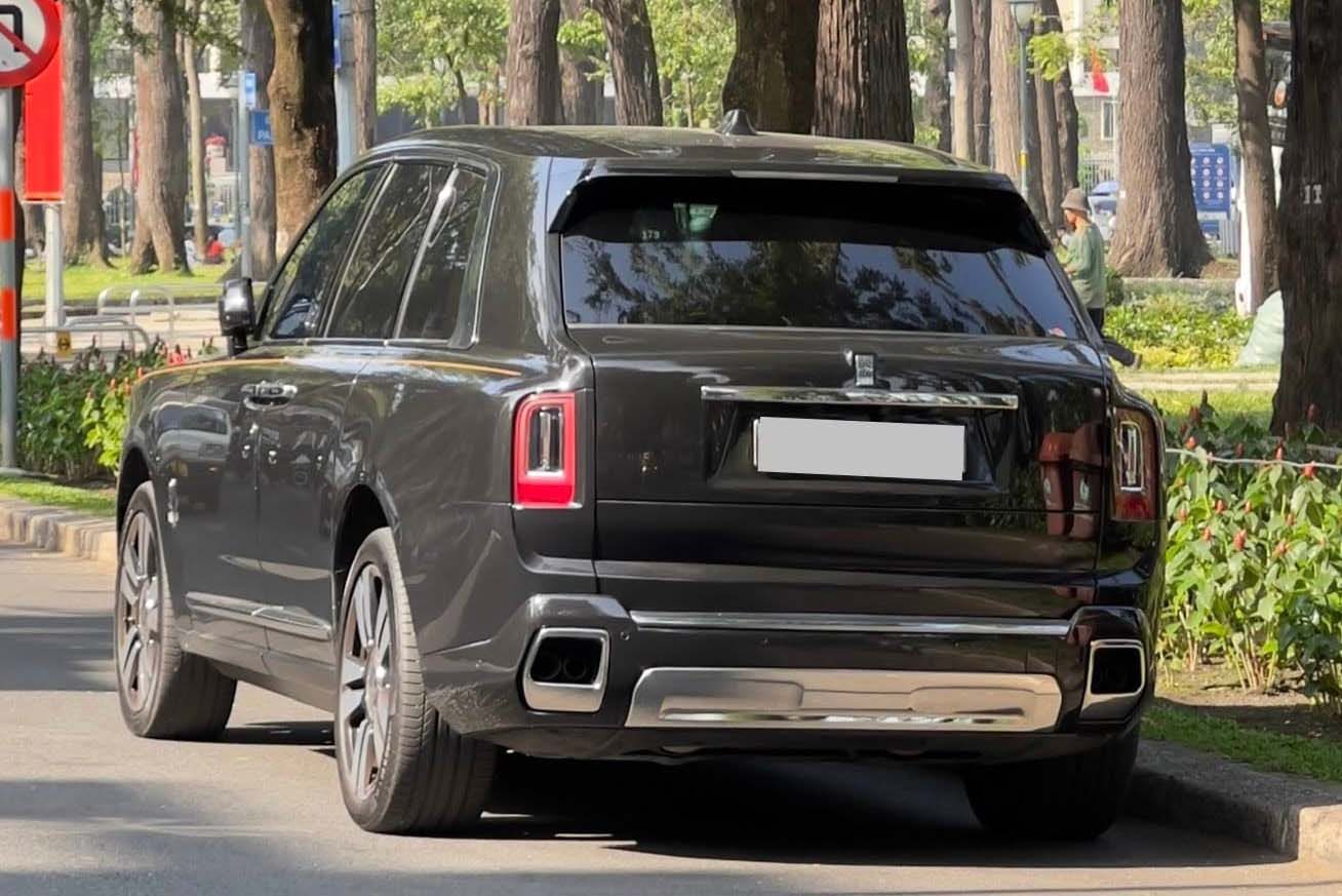 Rolls-Royce Cullinan Series II rolls on the streets of Ho Chi Minh City with a personalized exterior, attracting the attention of car enthusiasts. Photo: Tri Phan