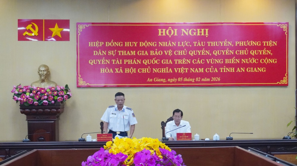 Đại tá Phan Duy Cường - Phó Tư lệnh Vùng Cảnh sát biển 4 phát biểu tại Hội nghị. Ảnh: Đức Thái