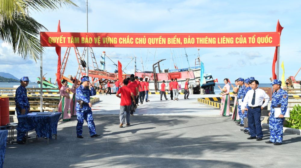 Bộ Tư lệnh Vùng Cảnh sát biển 4 diễn tập huy động nhân lực, tàu thuyền, phương tiện dân sự tham gia bảo vệ bảo vệ chủ quyền biển, đảo. Ảnh: Đức Thái