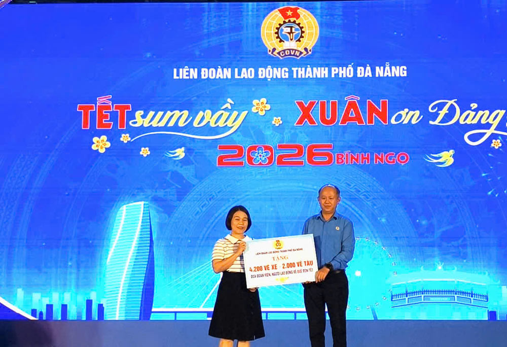 Ông Lê Văn Đại - Phó Chủ tịch Thường trực Liên đoàn Lao động thành phố Đà Nẵng trao vé xe và tàu hỗ trợ người lao động về quê đón Tết. Ảnh: Tường Minh
